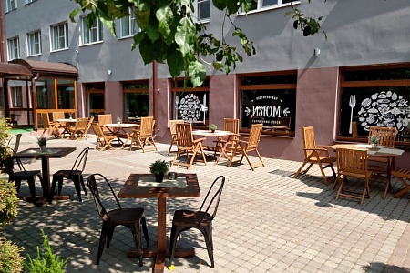 В Великом Новгороде открываются летние кафе. С соблюдением масочного режима